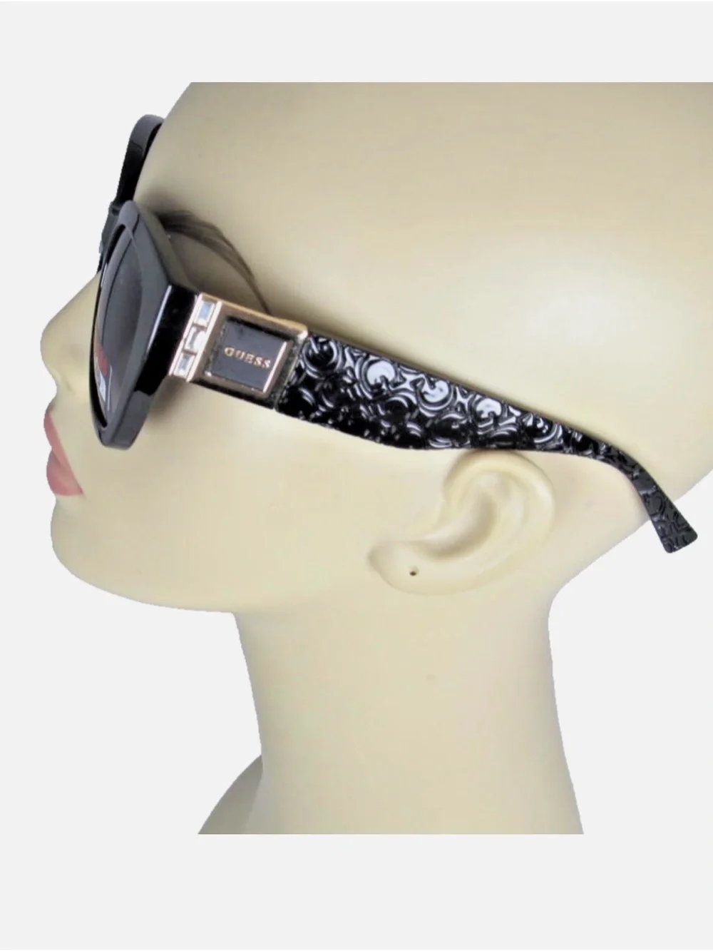 GUESS Black Oversized Cat-Eye Sunglasses with Logo Temples